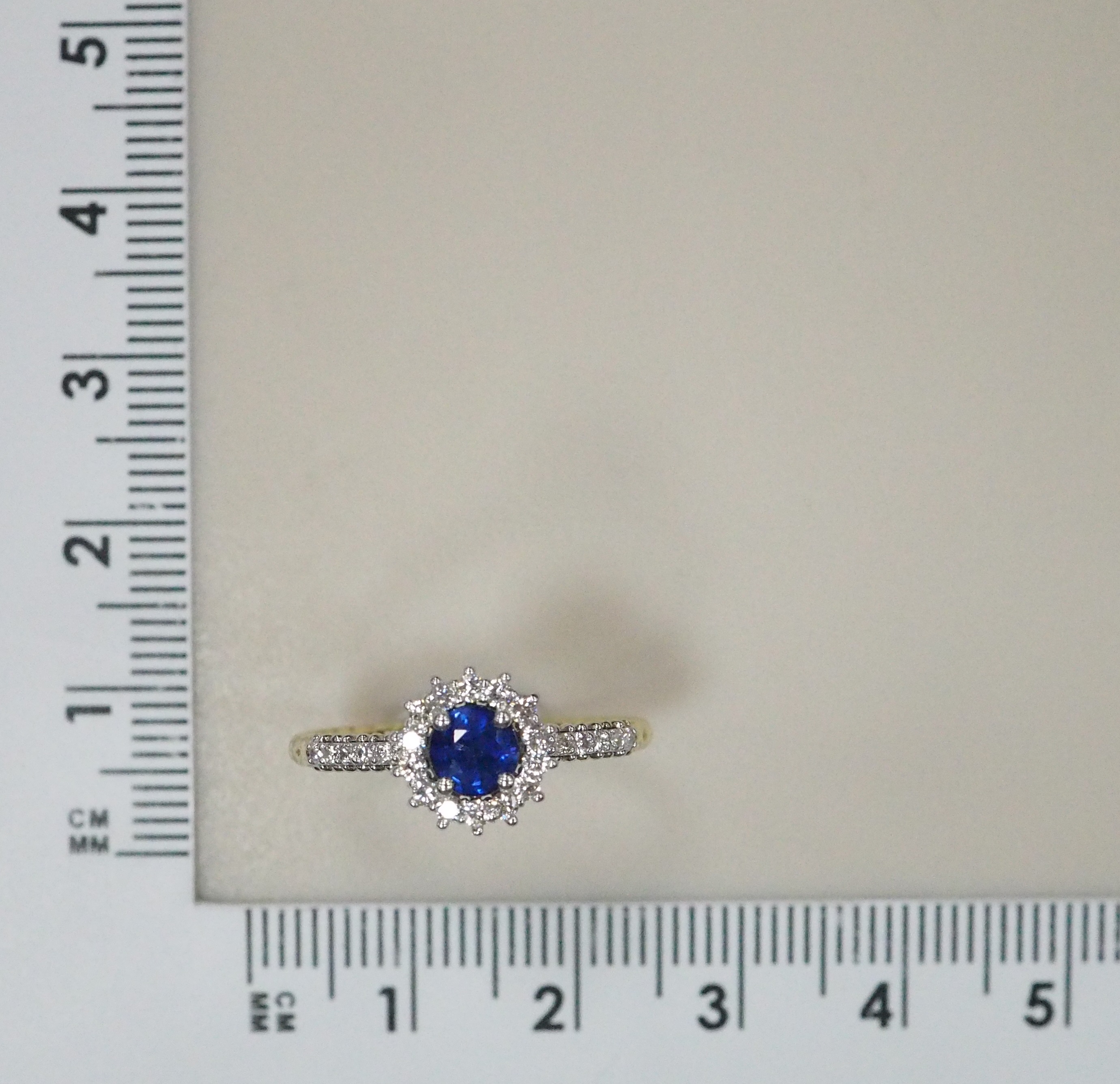 Кольцо из комбинированного золота с сапфиром